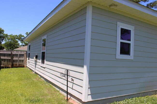 Building Photo - 2164 Wind Trace Rd N