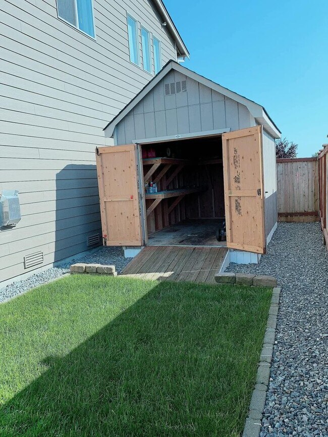 Building Photo - Spacious 4-Bedroom Corner Lot Home with Bonus Room, A/C & Updated Kitchen