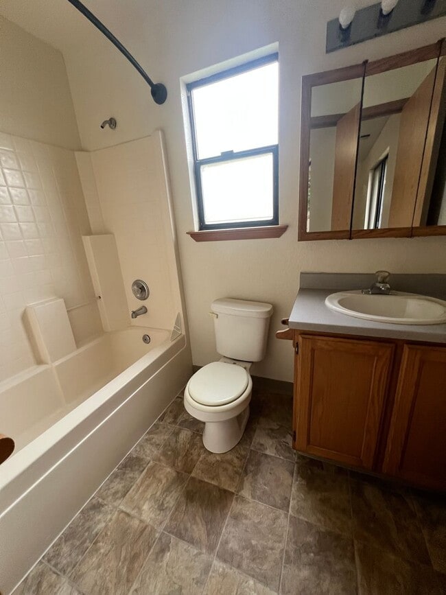 Building Photo - RSCHOOL