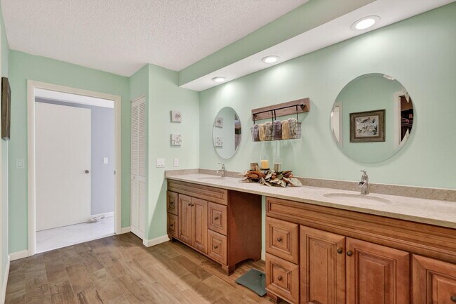 Building Photo - 9650 S Ocean Dr