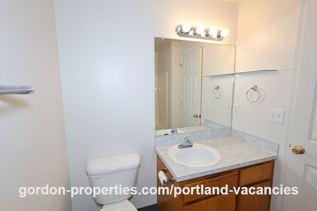 Building Photo - SE 73rd Ave - 3 bedroom townhouse in Mt Scott-Arleta neighborhood