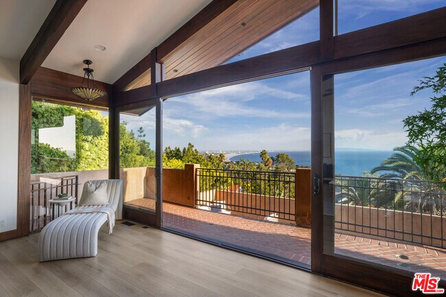 Building Photo - 620 Resolano Dr