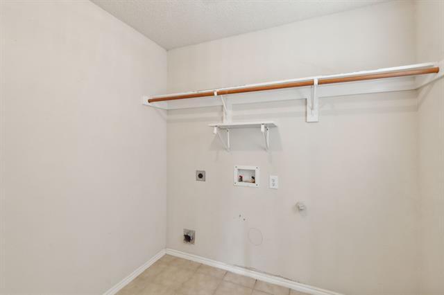 Building Photo - 9916 Nixon Dr