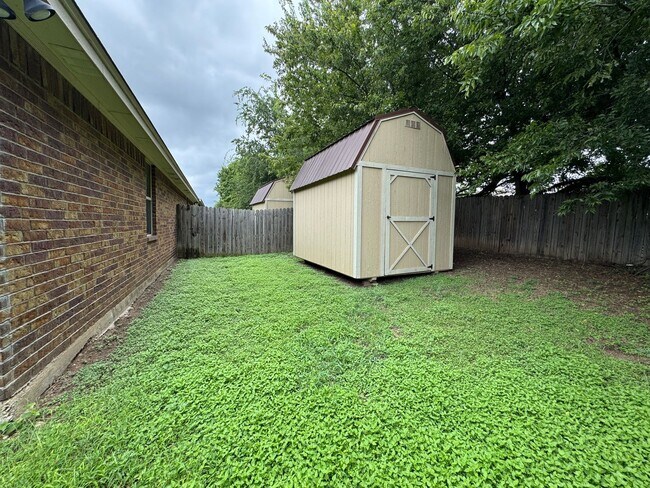 Building Photo - 4305 Cambridge Dr