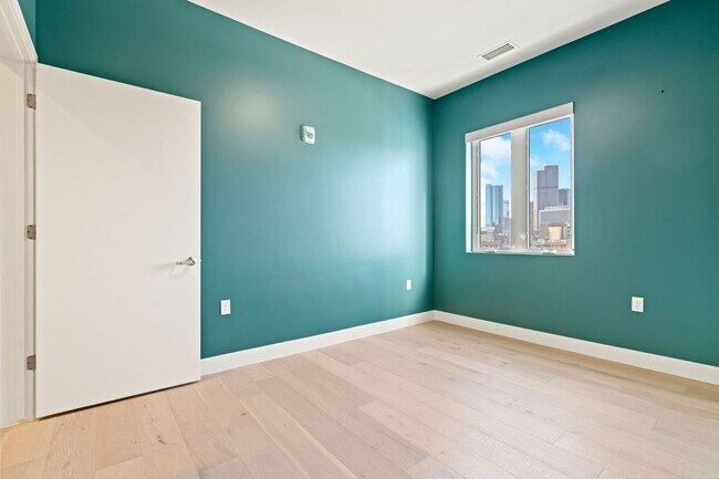 Building Photo - Beautiful 2 Bedroom 2 Bath Condo in the Heart of Rino District!