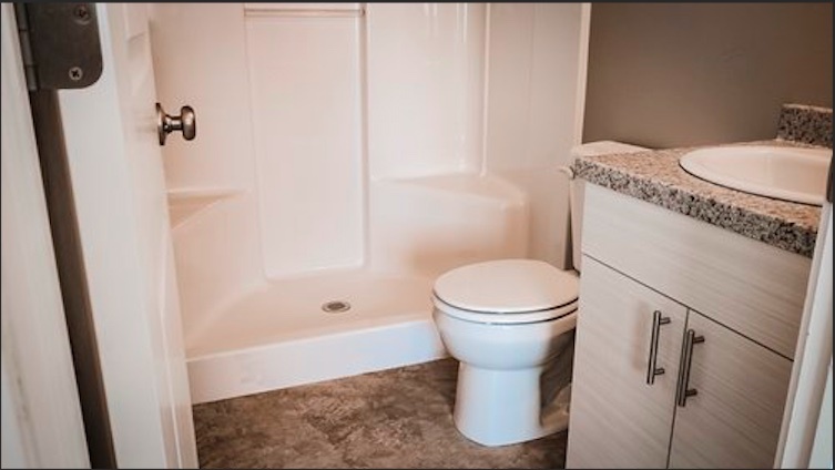 private bathroom (sink, toilet, shower) in each bedroom - 1043 North Ave