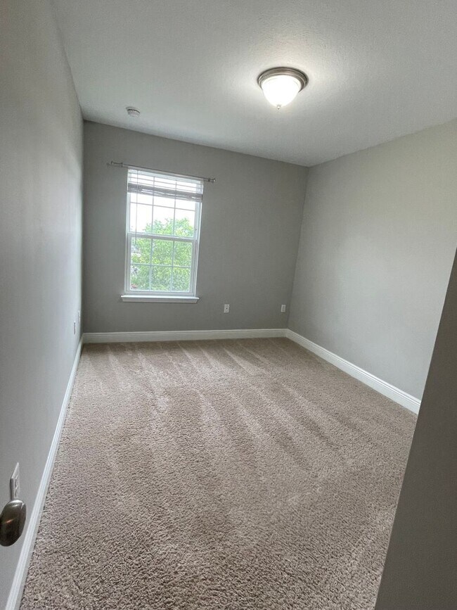 Building Photo - *** MOVE IN SPECIAL! Half OFF 1st Month's Rent!