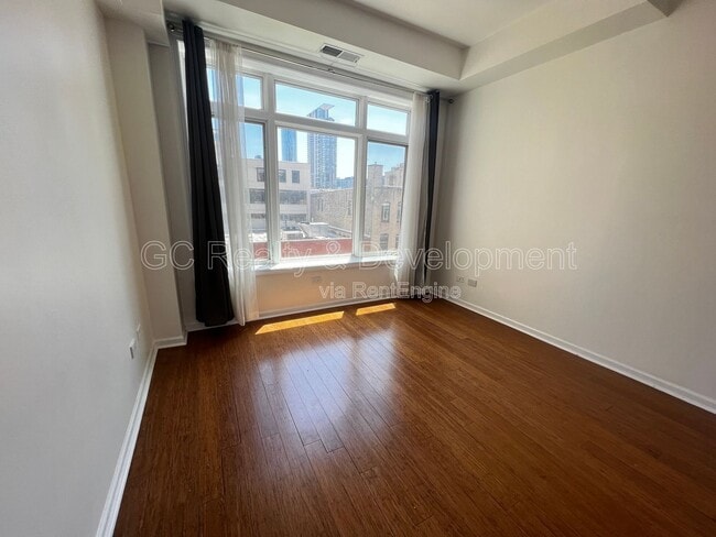 Building Photo - 657 W Fulton St