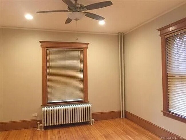 Building Photo - Queen Anne on Oxford