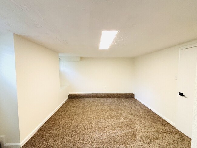 Building Photo - 867 Browning Ave