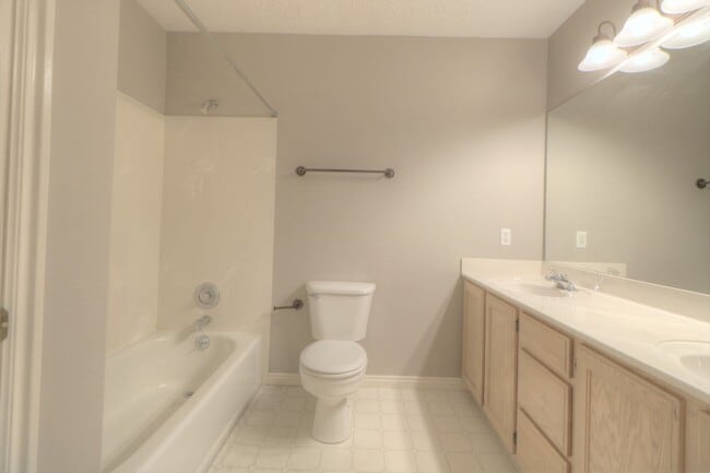 Building Photo - Pet Friendly! Cute 2 Bedroom 1.5 Bath in Midway!!