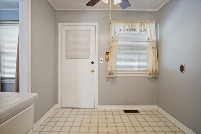 Building Photo - 433 Showalter Dr