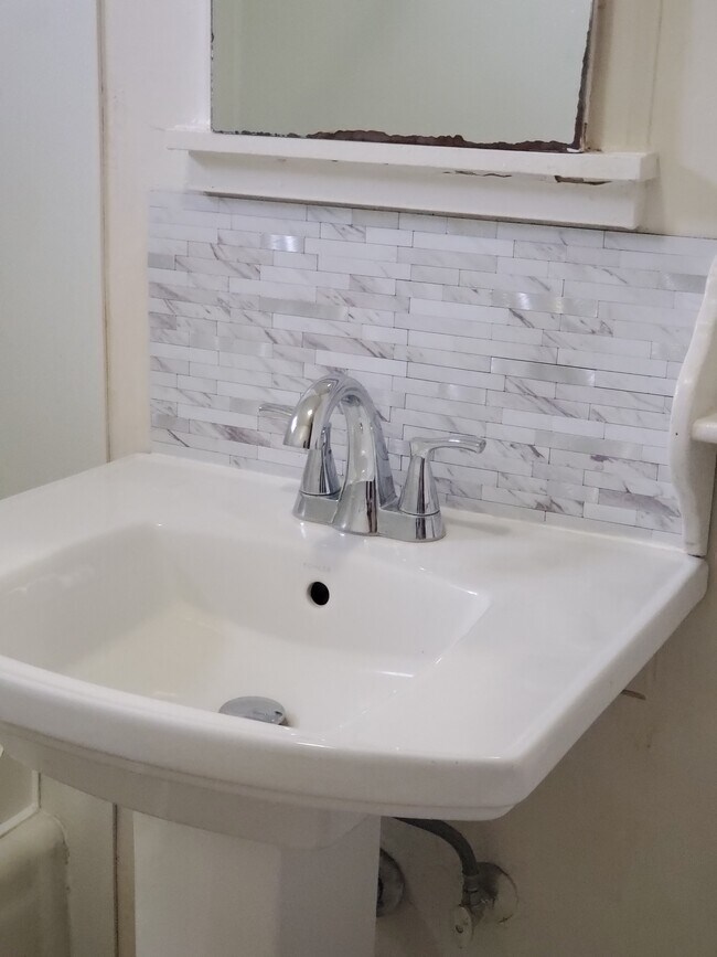 bathroom - 807 St Helens St