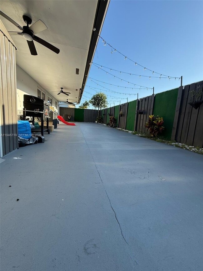 Building Photo - 1040 NW 127th Pl