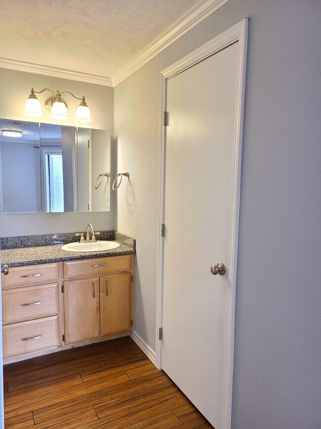 Building Photo - $1,650 - 2 Bed / 2 Bath Spacious Top Floor Condo (First Month Free!)