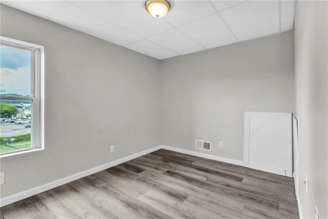 Building Photo - 305 1/2 E Lutton St
