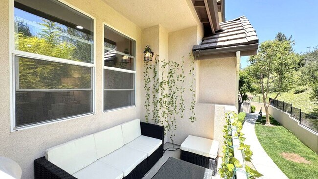 Building Photo - Beautiful Tri-Level 3BD/2BA Townhome in Greystone at Eastlake – Eastlake Chula Vista