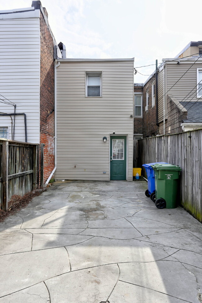 Building Photo - (2BD/1.5BA) Fabulous Patterson Park Townhome
