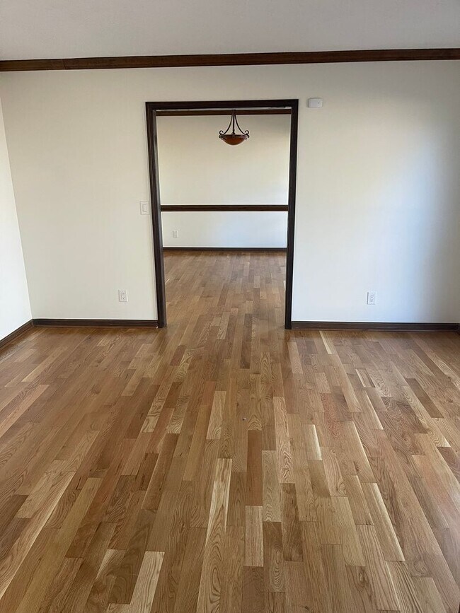 Building Photo - LAKE SHORES