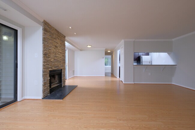 Building Photo - Renovated Entry Level - Castle Harbour Con...
