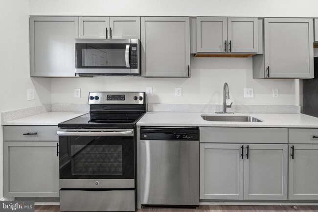 Building Photo - 3 bedrooms, 3.5 bathrooms
