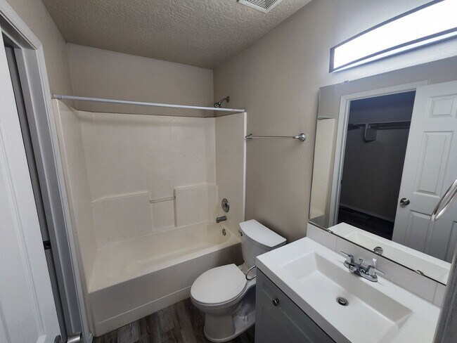 Building Photo - Remodeled 3 bedroom