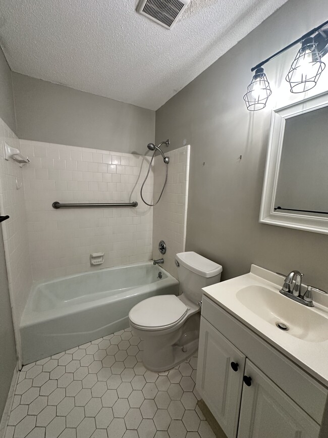 Building Photo - 38 Helmsman Ct