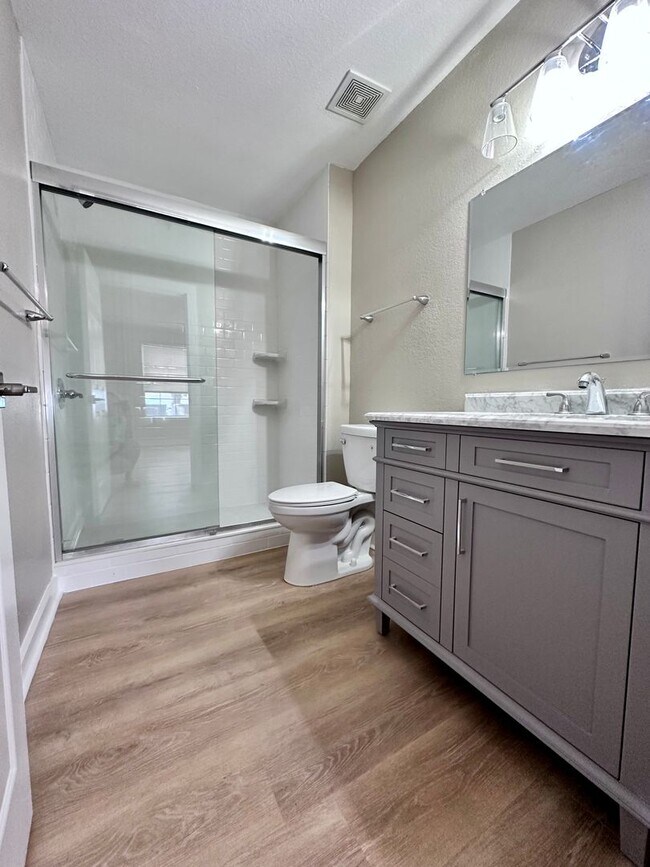 Building Photo - Fully Renovated  2B/2B  Condo near Beach in the Heart of Destin!