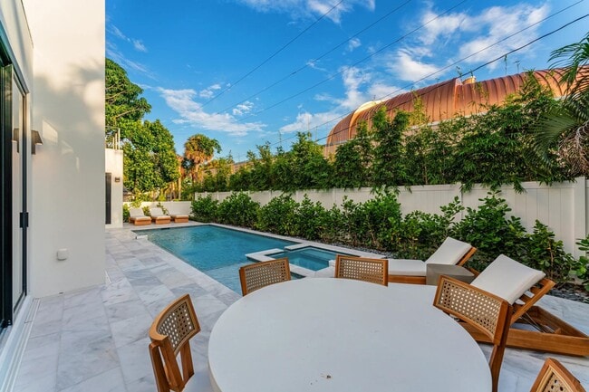 Building Photo - 214 28th St