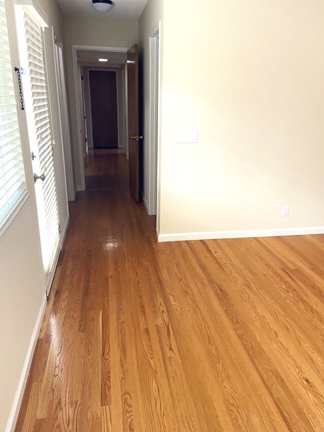Building Photo - Spacious Duplex in Great Mountain View Area!