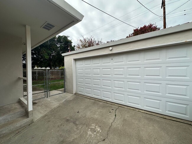 Building Photo - Great Location near McKinley Park!