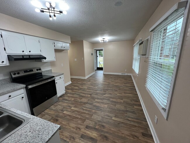 Building Photo - 3 Bedroom 1.5 Bathroom House for rent