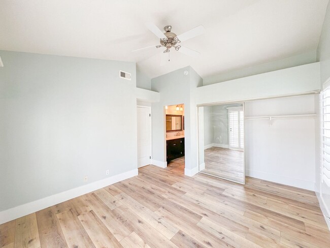 Building Photo - Tustin 2 Bed 2 Bath Home - Wood Floors - C...