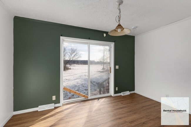 Building Photo - Completely Redone 3 Bed 1.5 Bath Rental!