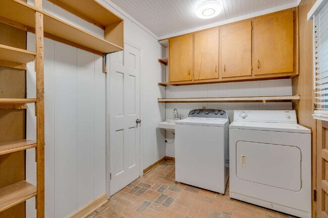 Building Photo - Spacious 3-Bed Ranch Living in Hillsborough