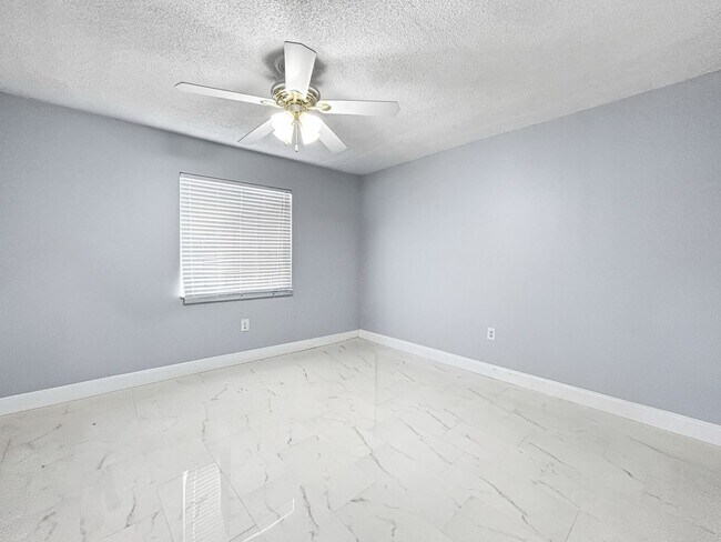 Building Photo - Beautifull 2-Bedroom End-Unit Villa in Palm Harbor!