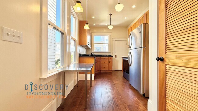 Building Photo - SOMA Top Floor Condominium for Immediate L...