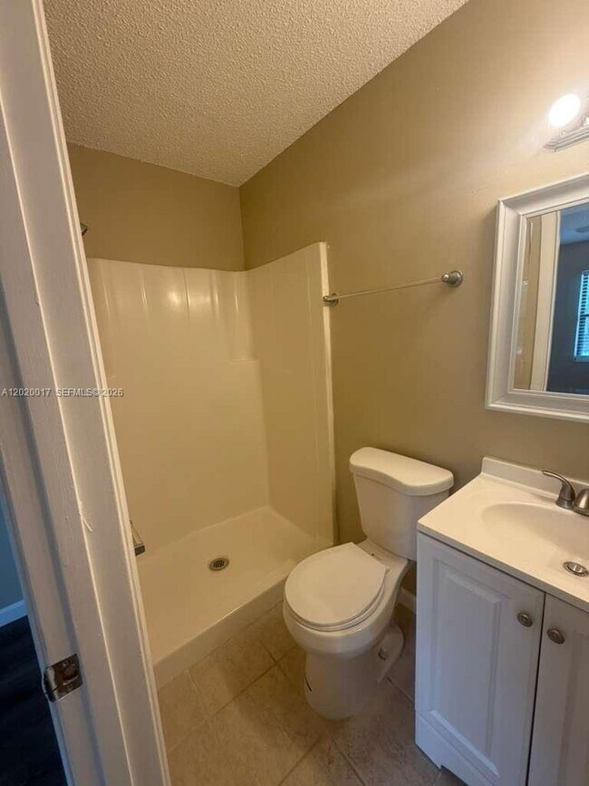 Building Photo - 617 Ixoria Ave