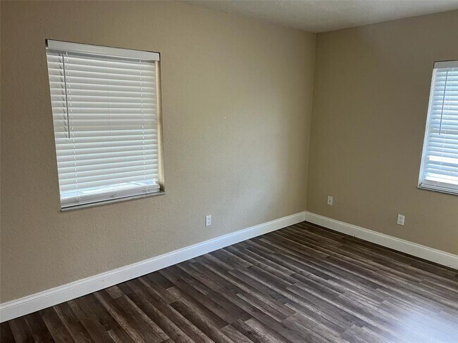 Building Photo - 8010 Woodvine Pl