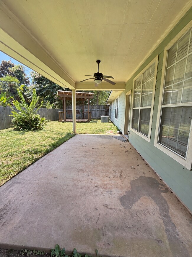 Building Photo - 139 Hallette Dr