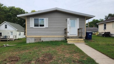 Building Photo - 1620 La Cres St