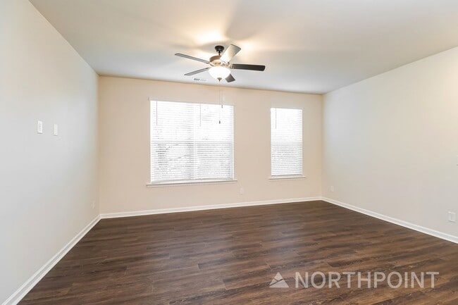 Building Photo - Beautiful 3BR 3.5BA Townhome w/ Full Appliance Kitchen Garage Parking in University