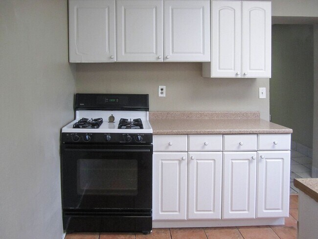 Building Photo - 117 E Cherry St