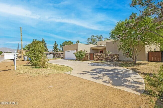 Building Photo - West El Paso Ranch Home