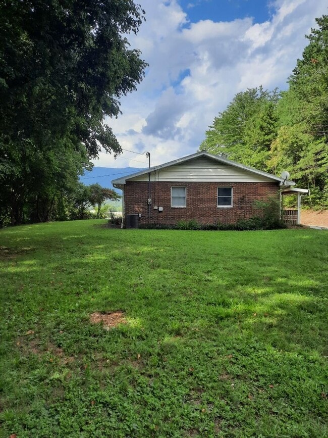 Building Photo - $1,780 - 3 Bedroom 1.5 Bathroom Unfurnishe...