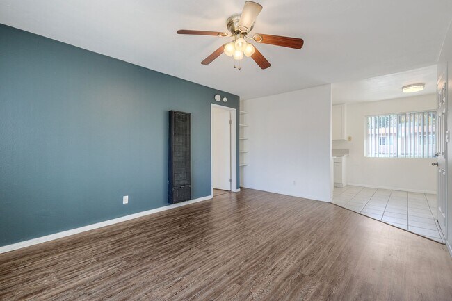 Building Photo - Lakeside Upstairs First Month FREE 1 Bd / 1 ba w/ In Unit  Laundry, Parking, + Water/Trash Included