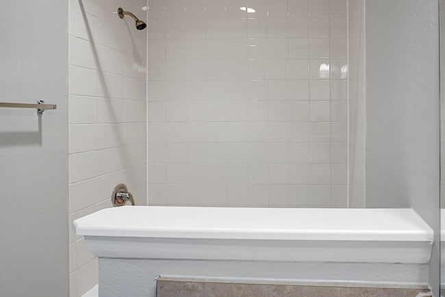 Building Photo - Renovated Condo located in heart of Mt Pleasant, near Ravenel Bridge and Waterfront Park