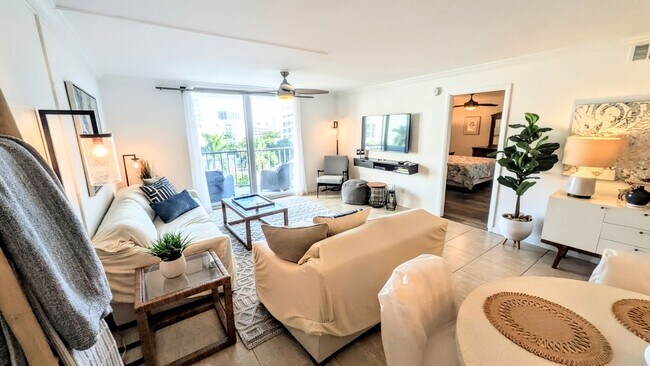 Building Photo - DOWNTOWN FURNISHED 2/2