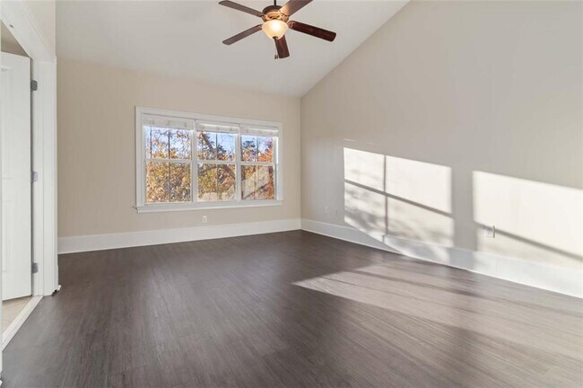 Building Photo - 5460 Glenridge View NE