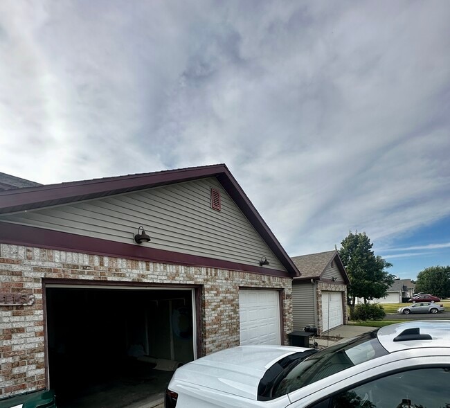 Building Photo - 1115 N Windsor Ave